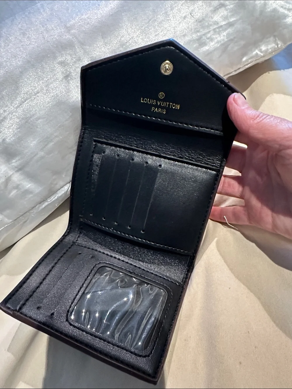 Unbeanded compact wallet